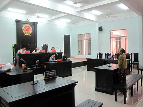 Mang xà beng đi phá két để... mượn tiền