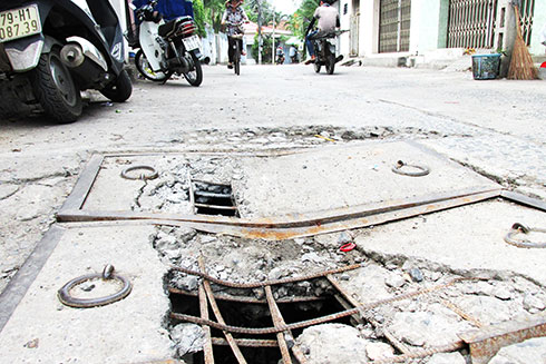 Cần thay nắp hố ga