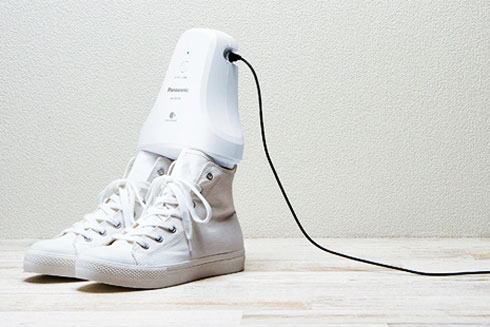 Panasonic phát triển thiết bị thông minh khử mùi hôi giày