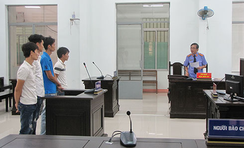 Rủ nhau đi đánh người, 4 anh em vào tù