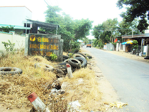 Nhếch nhác tấm bảng tuyên truyền