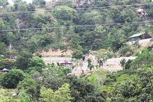 Một số công trình trái phép trên núi Hòn Rồng thuộc phường Cam Phú.