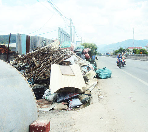 Phế liệu chiếm hành lang quốc lộ