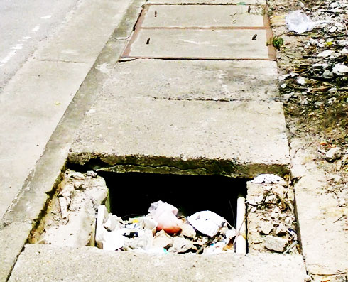 Rác, xà bần bít kín mương thoát nước