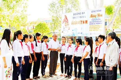 Cựu chiến binh xã Vạn Phú giáo dục truyền thống cách mạng cho học sinh.
