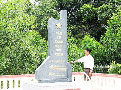 Bia di tích căn cứ cách mạng Hóc Chim tại xã Vạn Phú.