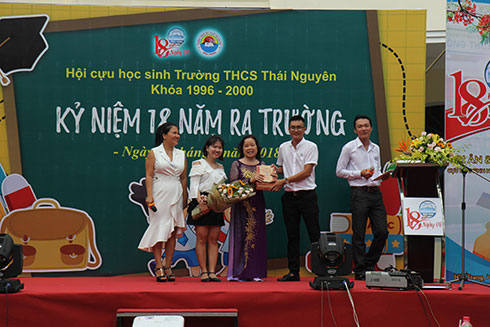 Các cựu học sinh trao quà tặng cựu hiệu trưởng nhà trường.