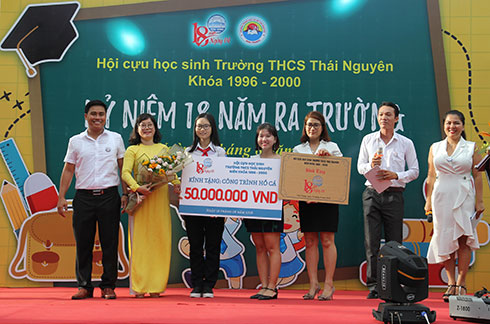 Các cựu học sinh trao tượng trưng công trình hồ cá cho đại diện nhà trường. 