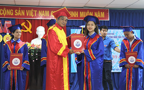 Đại diện nhà trường trao bằng tốt nghiệp cho các em.