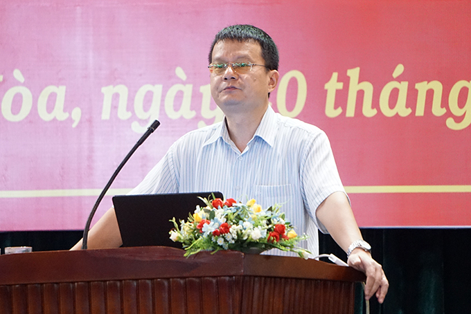 Tiến sĩ Trần Việt Thái báo cáo chuyên đề