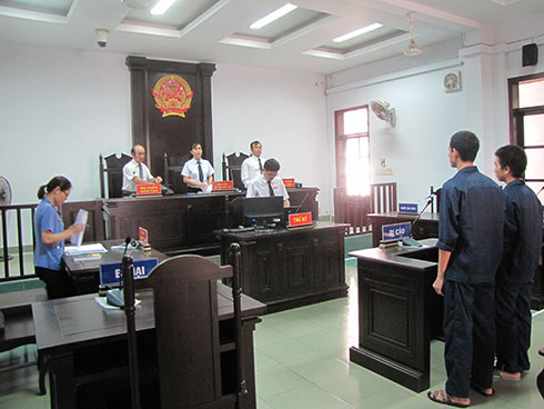 Giật đồ, khiến chủ tài sản bị ngã xe