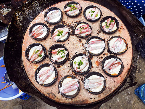 Bánh căn mực ở chợ Chụt
