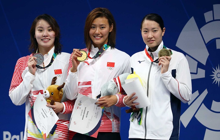 Lưu Sương (giữa) trên bục nhận huy chương tại Asiad 2018. Ảnh: Xinhua.