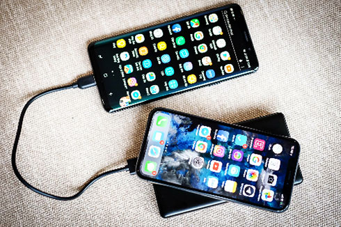 Tốc độ sạc pin với phụ kiện nguyên bản của iPhone X vẫn thua các smartphone Android cao cấp.