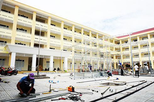 Trường Trung học cơ sở Bùi Thị Xuân đang lắp mái che.