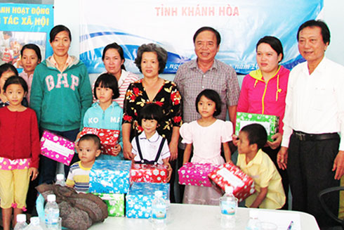 Đại diện Trung tâm Công tác xã hội tỉnh trao quà  cho thân nhân bệnh nhân lao kháng thuốc trên địa bàn tỉnh.