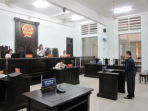 Chủ tọa tuyên án.