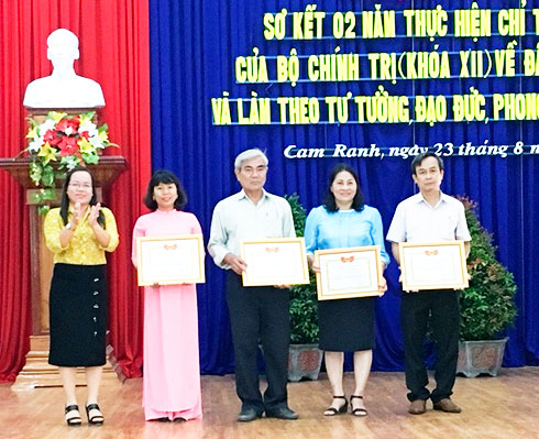 Lãnh đạo TP. Cam Ranh trao giấy khen  cho các tập thể, cá nhân
