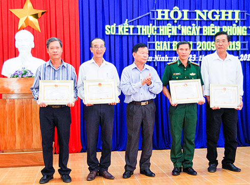 Các tập thể nhận khen thưởng tại Hội nghị.