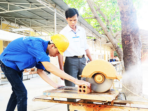Giáo viên Trường Cao đẳng Kỹ thuật Công nghệ Nha Trang  hướng dẫn học sinh thực hành nghề xây.