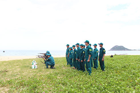 Lực lượng dân quân xã Đại Lãnh huấn luyện trên thao trường.