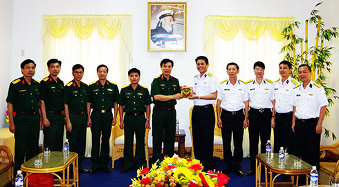 Đại tá Chu Ngọc Sáng tặng quà lưu niệm cho đoàn công tác.