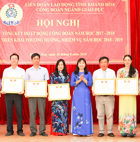 Tích cực tham gia đổi mới chương trình giáo dục