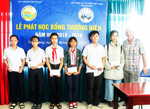 Trao 116 suất học bổng cho học sinh, sinh viên nghèo