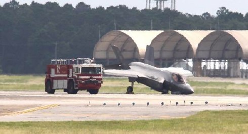 Gặp sự cố, tiêm kích F-35 của Mỹ đỗ bằng mũi trên đường băng