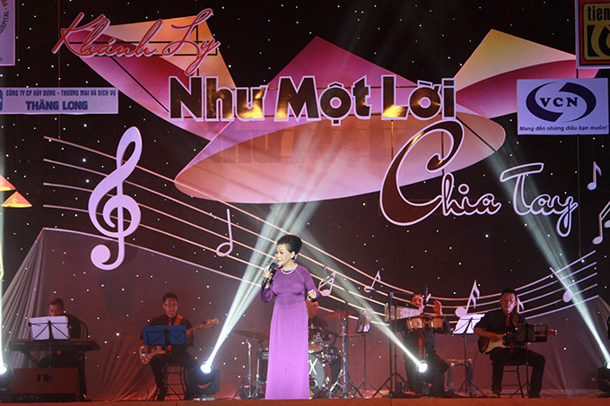 Ca sĩ Khánh Ly biểu diễn trong đêm nhạc.