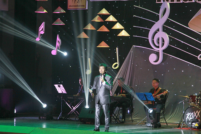 Ca sĩ Paolo Tuấn hát trong đêm nhạc. 