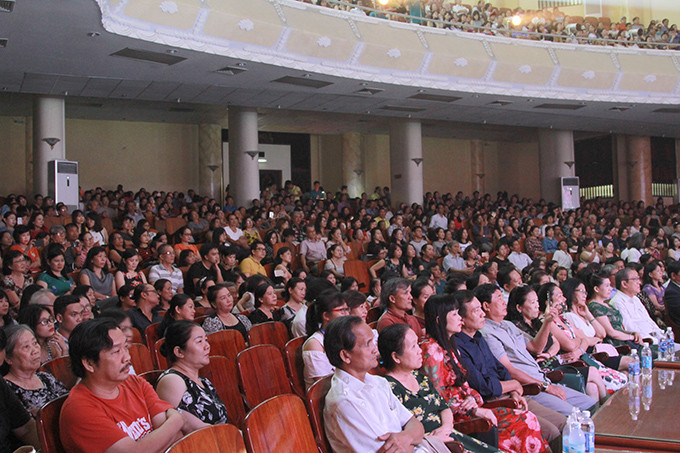 Hàng nghìn khán giả đã đến nghe ca sĩ Khánh Ly hát nhạc Trịnh. 