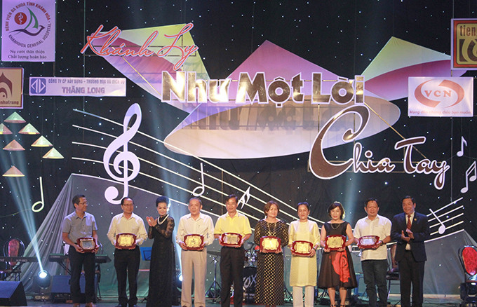 Ban tổ chức đêm nhạc tăng quà tri ân các tổ chức, cá nhân đã ủng hộ chương trình. 