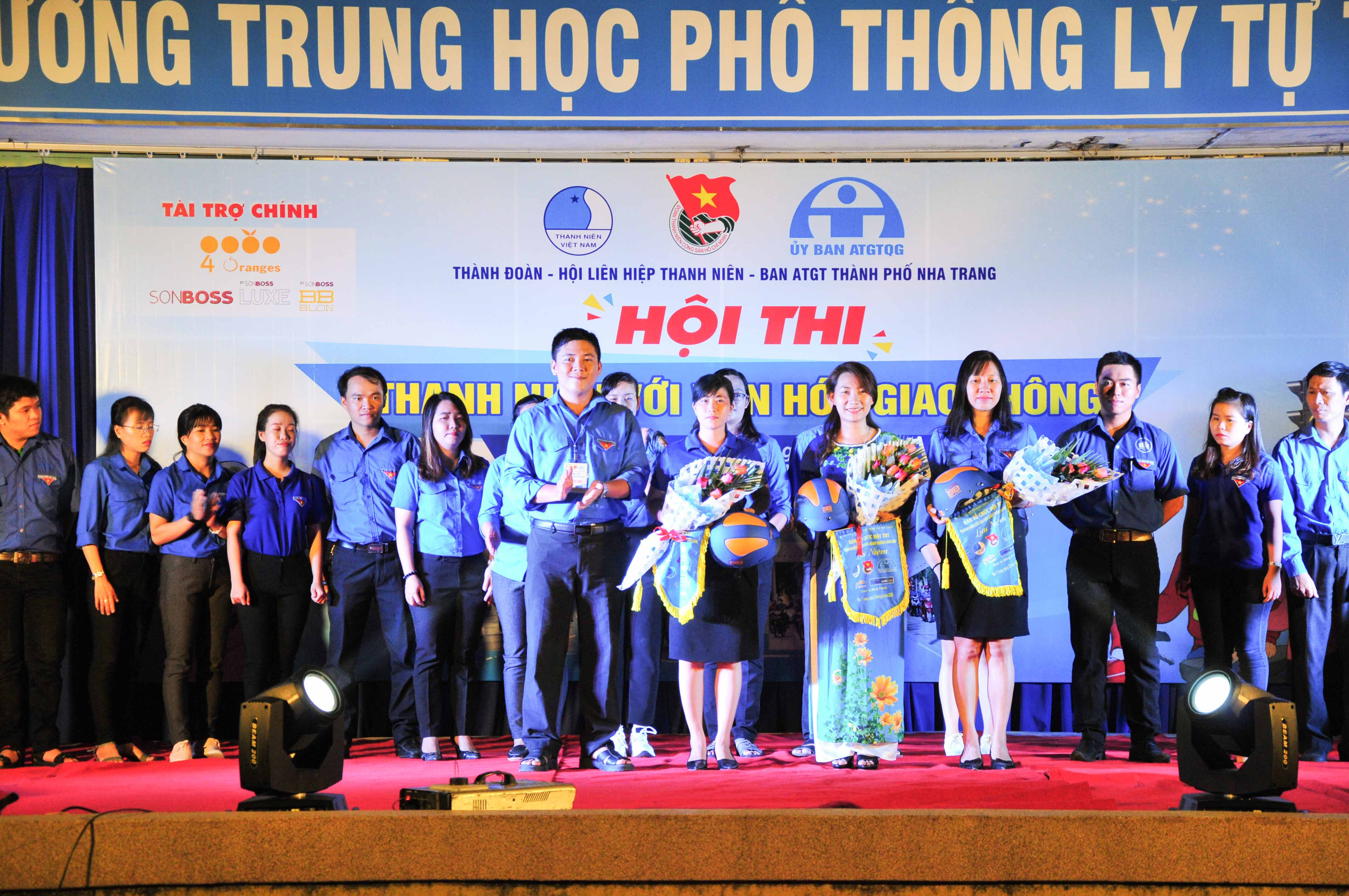 Ban tổ chức trao cờ cho các đội tham gia