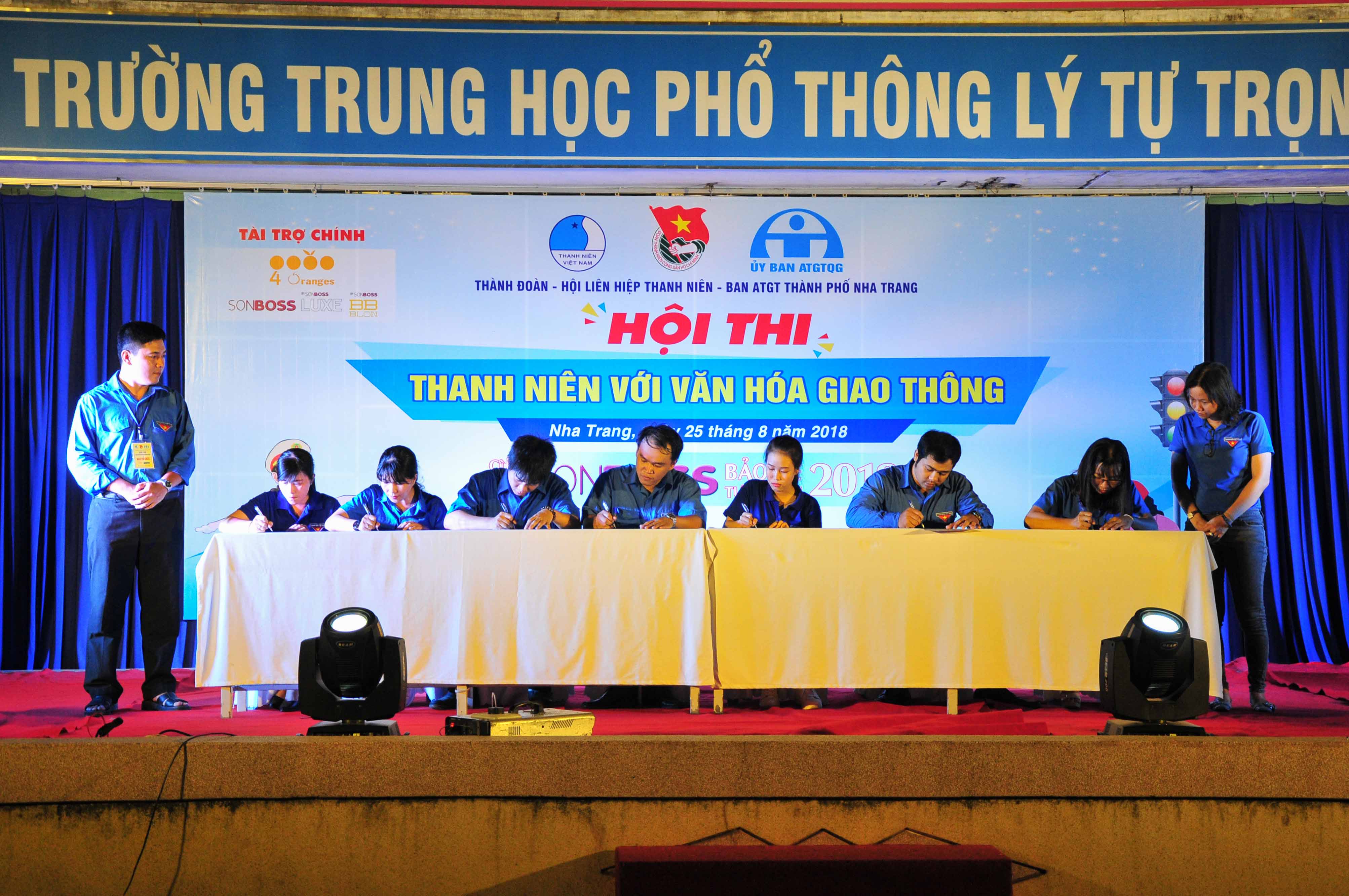 Đoàn thanh niên các xã, phường ký cam kết tuyên truyền đảm bảo an toàn giao thông