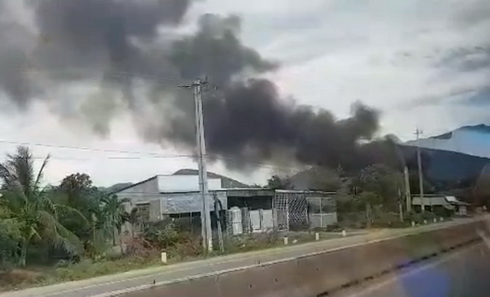 Cột khói đen bốc cao hàng trăm mét.