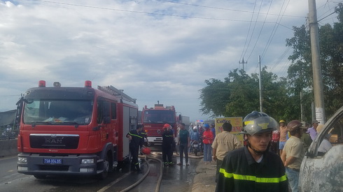 Lực lượng chữa cháy chuyên nghiệp tiếp cận hiện trường dập lửa.