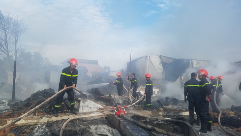 Nỗ lực dập lửa.