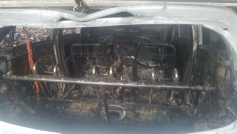 Bên trong chiếc xe 5 chỗ bị ngọn lửa thiêu rụi.