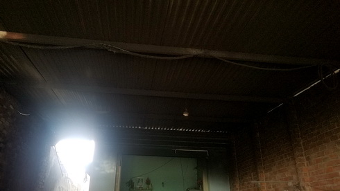 Trần nhà bà Lê Thị Hoa Hạnh ám khói đen kịt.