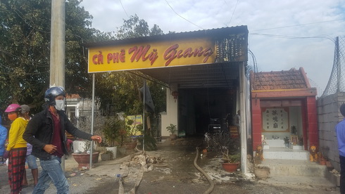 Đám cháy lan sang quán cà phê của gia đình bà Nguyễn Thị Mỹ Giang gây thiệt hại.  
