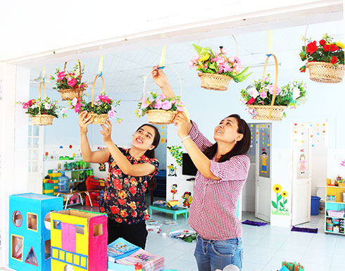 Các giáo viên Trường Mầm non Hoa Phượng (thị trấn Diên Khánh) trang trí lớp học chuẩn bị năm học mới.