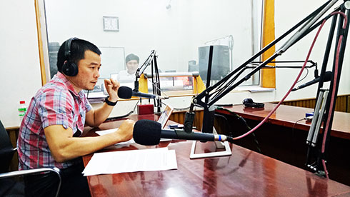 Biên tập viên đang dẫn chương trình Giao thông đô thị trên sóng FM Khánh Hòa.