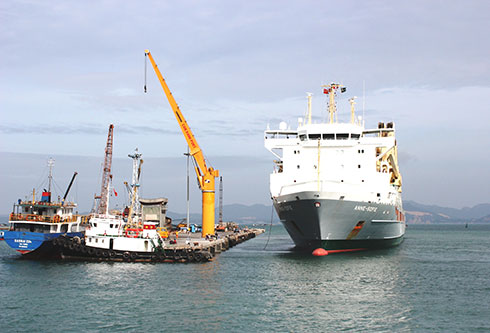 Cảng biển được quy hoạch là công nghiệp mũi nhọn cho Cam Ranh. Sea port is planned to become key industry of Cam Ranh.
