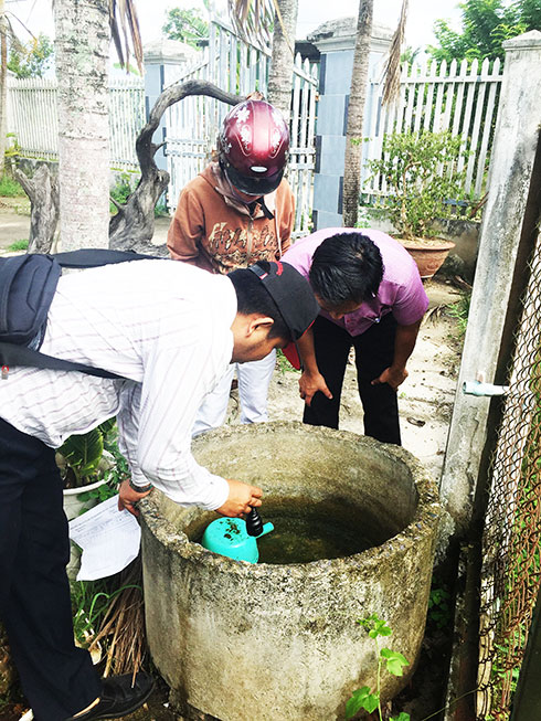 Cán bộ Trung tâm Y tế dự phòng tỉnh kiểm tra lăng quăng  ở một hộ dân tại huyện Diên Khánh. 