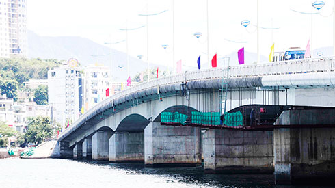 Cầu Trần Phú đang được sửa chữa.