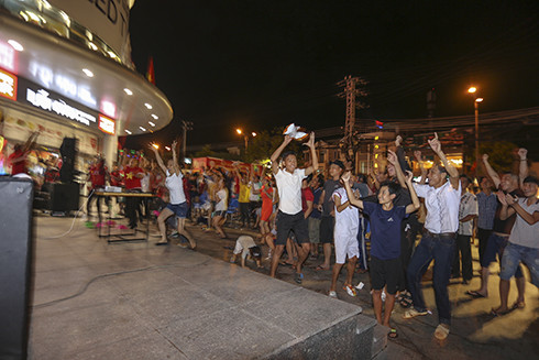 Khán giả dõi theo trận đấu trước siêu thị Lotte Mart ăn mừng pha ghi bàn của Văn Toàn.
