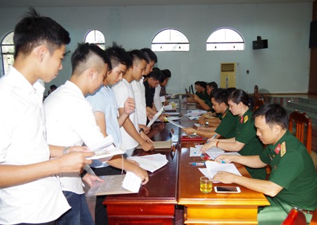 Các học viên làm thủ tục nhập học.