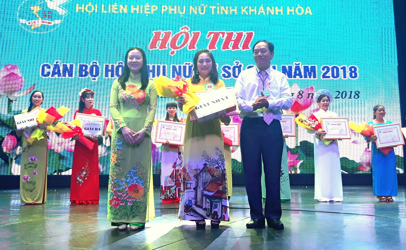 Hội Phụ nữ Cam An Bắc nhận giải