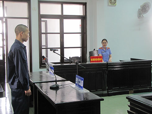 Đại diện viện kiểm sát luận tội.